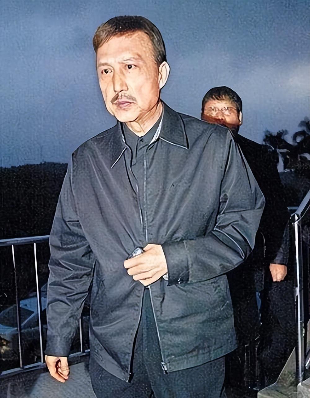 央视曝光出租车“小飞机”作弊装置 虚增里程变相宰客：20元路程竟收40元